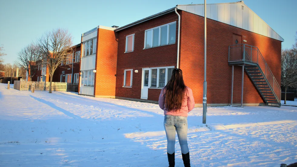 "Jag kan vakna på natten och vara förbannad. Det här är bara en bråkdel av allt som sker i den här kommunen. Det tar så mycket stryk på både brukare och personal och de blir ju som en familj, jag är ju mån om dem. Det är för jävligt", säger Suanne Sandvik som arbetat på äldreboendet Kvillgården i Storebro.