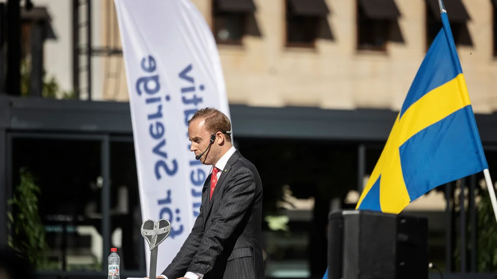 Signaturen "Sluta sprid er dynga" är irriterad på den valpropaganda som Alternativ för Sverige skickar ut till hushållen. 
Bilden är från speptember förra året då Gustav Kasselstrand och Alternativ för Sveriges höll manifestation på Norrmalmstorg i Stockholm.