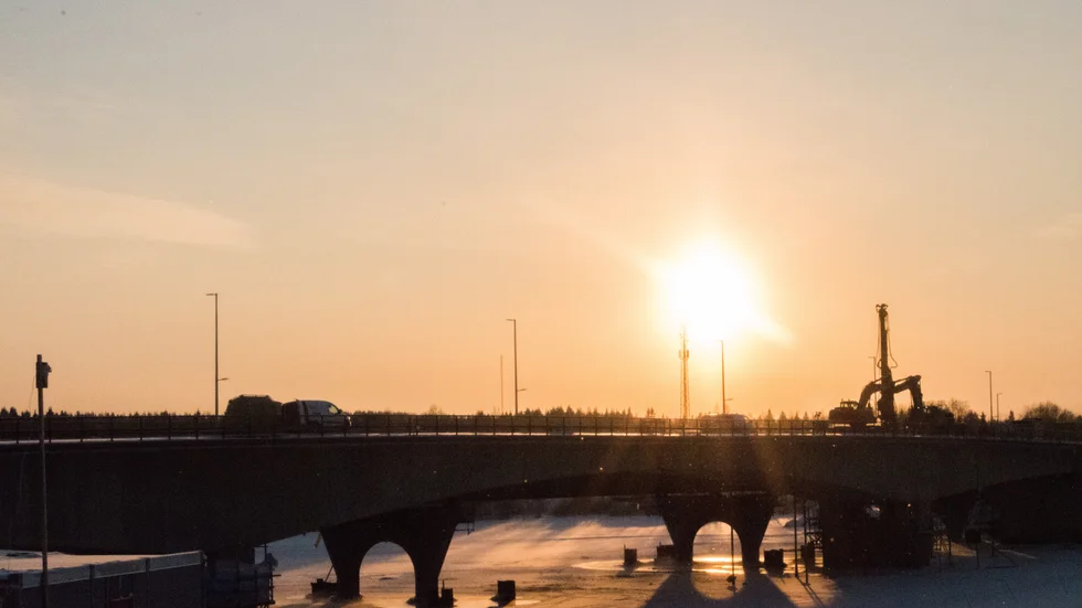 Rivningen av gamla Kalixbron skulle egentligen ha skett medan isen låg, men det dröjer till sommaren.