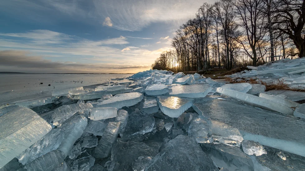 Linköpingsfotografen Mikael Järnåsen fångade det här isfenomenet, vid Tvärskogsudde, under söndagsmorgonen. "Ett vackert skådespel", kommenterar meteorologen Therese Fougman vid SMHI.