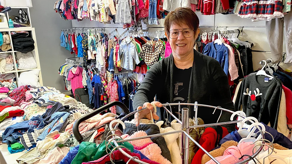 "Jag älskar att sälja och alla kundkontakter man får, att träffa nya människor är jättekul" säger Ingela Pettersson från Örsundsbro som nu öppnar sin butik `Nytt & Begagnat` i centrala Enköping.