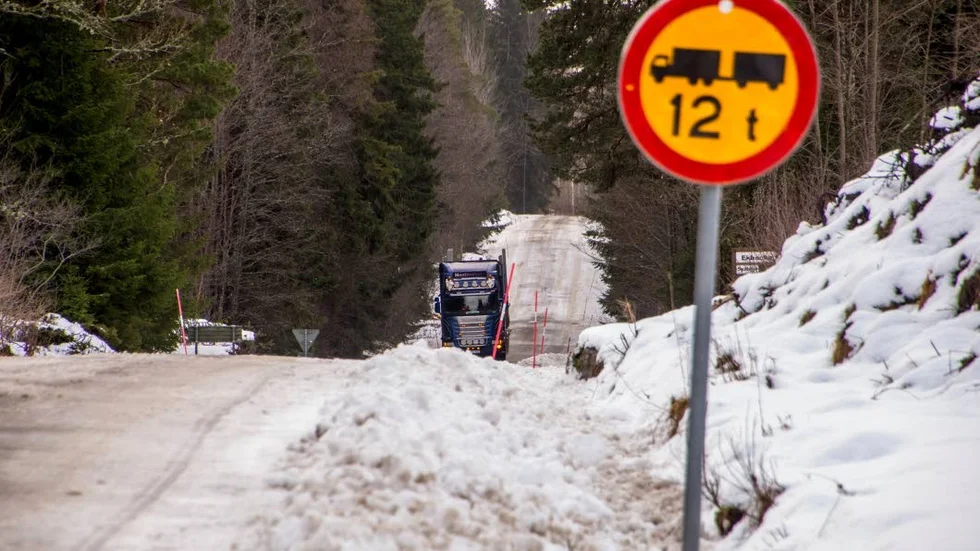 Begränsning. Kalbovägen är begränsad till 12 ton och från torsdagen ges heller inga dispenser för timmerbilarna. Bilden togs i onsdags då dispensen fortfarande gällde.