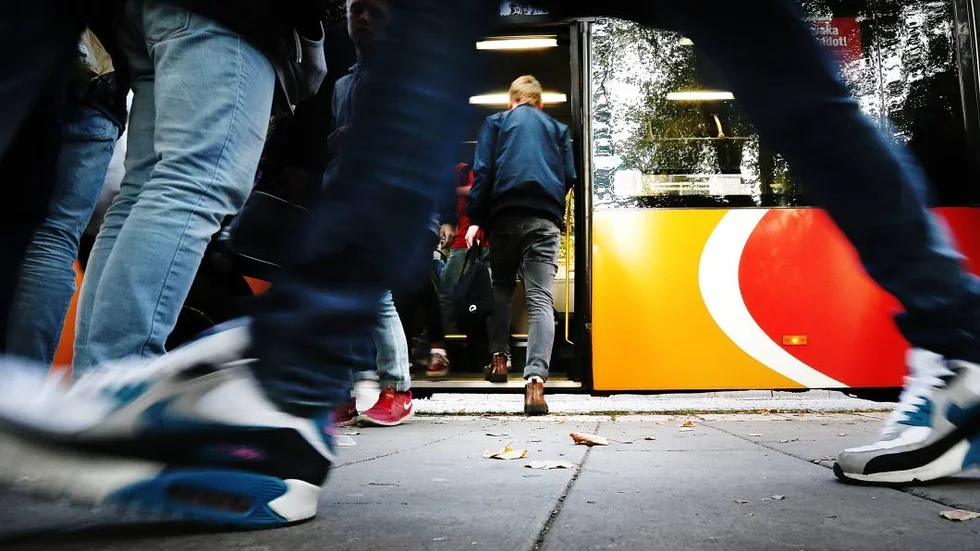 Genom att ge billigare busskort till eleverna kan kommunen spara drygt en halv miljon kronor.