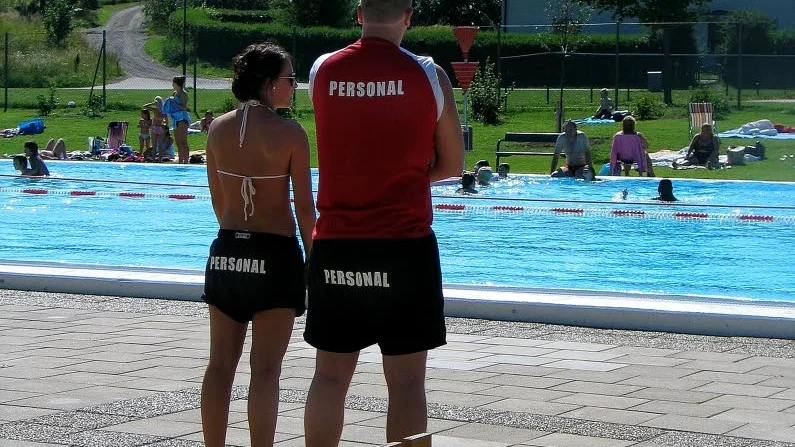Tiderna för motionssim på friluftsbadet utökas efter ett medborgarförslag.