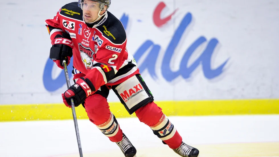 EN RÖDHÖK. Erik Anderson har en större roll i Malmö Redhawks än den han hade i AIK. Både han och familjen njuter av det nya äventyret i Skåne. Foto: Björn Lindgren/TT.