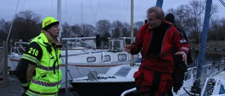 Segelbåt sjönk i småbåtshamnen: "Krävs att en sugbil kommer"