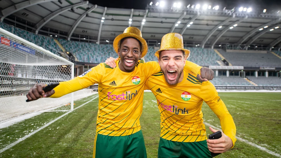 Samouil Izountouemoi och Alex Simovski jublar efter att superettankontraktet säkrats. Nu är den förstnämnde klar för Brage.