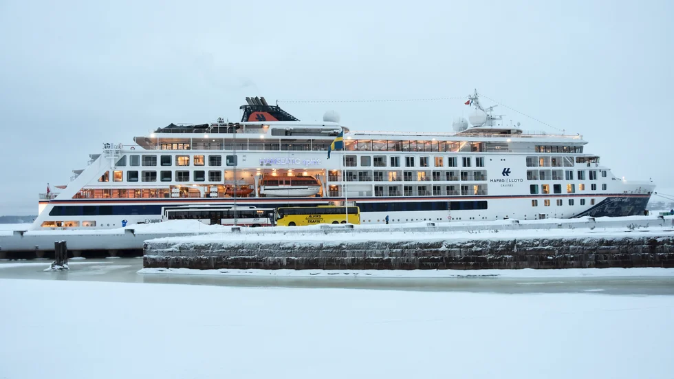 Kryssningsfartyget Hanseatic Spirit är på plats vid isbrytarkajen i Luleå. 