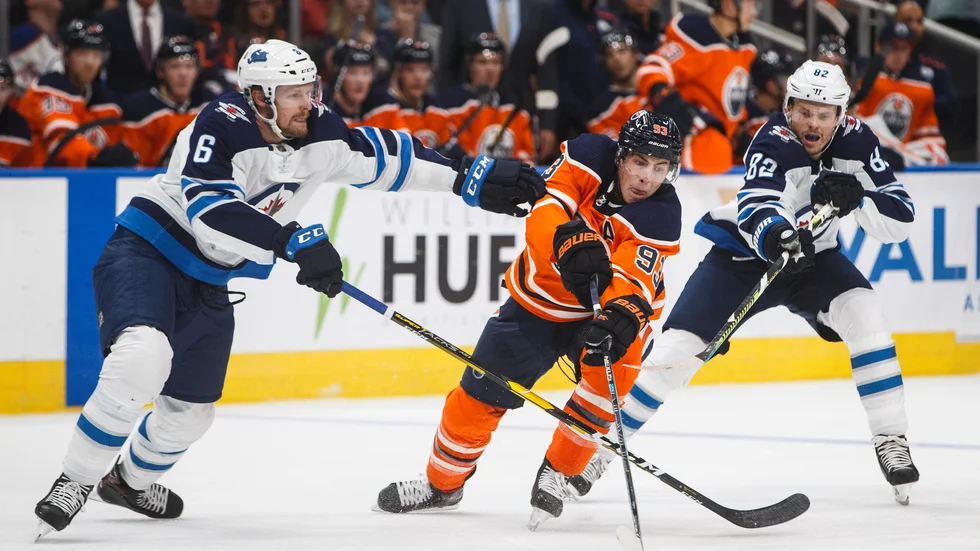 Cameron Schilling, till vänster, under en match med Winnipeg i NHL. Arkivbild.