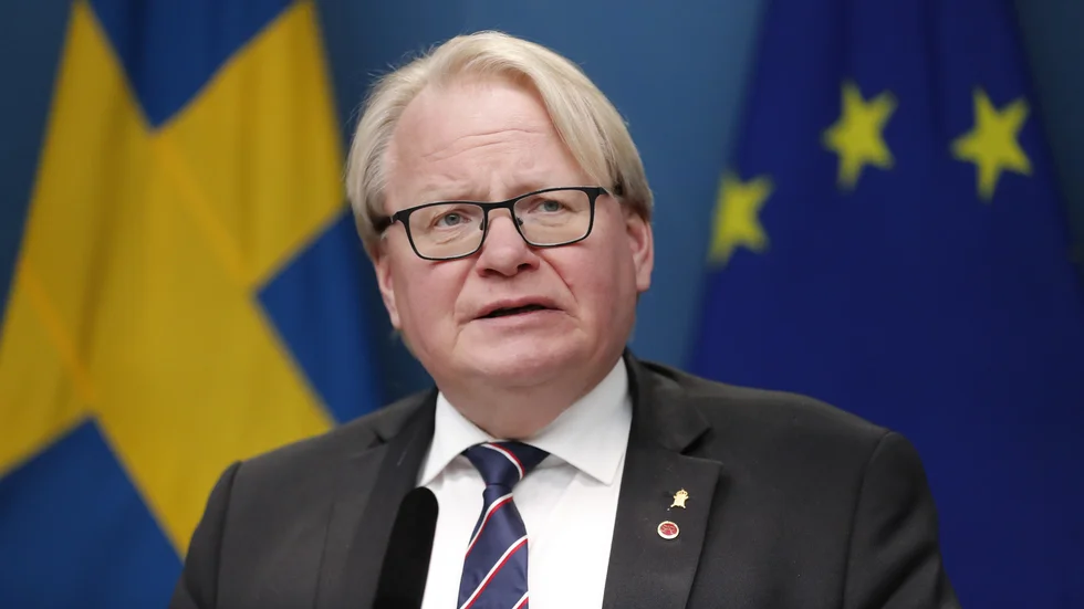 Finland har en Nato-option sedan länge, men den svenska regeringen står och stampar trots beslut i riksdagen. 
