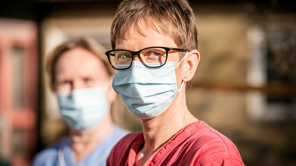 På äldreboenden i Skellefteå  infördes munskydd, i vårdnära situationer, den 20 juli efter rekommendation av Vårdhygien, svarar  Carina Berglund, verksamhetschef, Vård och omsorg vid Skellefteå kommun.