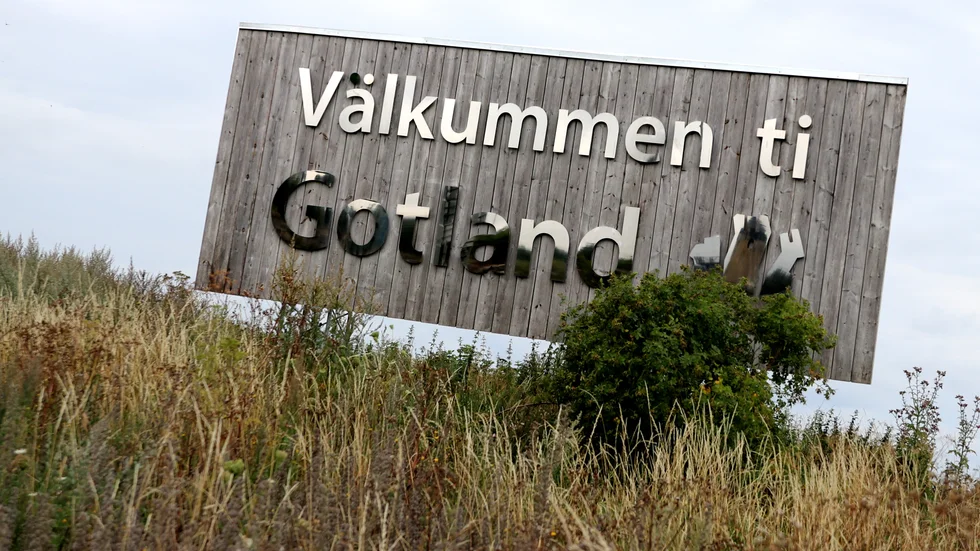Välkomstskylt vid färjeleden i Visby. 
”Vi behöver bli fler på ön. Så sluta att polarisera och ställa grupper mot varandra”, skriver Karin Nyström. 