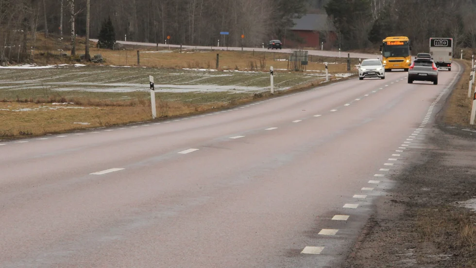 Norr om Hökhuvud blir väg 288 kvar i samma sträckning några kilometer, utan mitträcke. En eftergift för att få ned kostnaden på bygget av sista etappen.