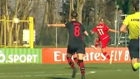 Emelie Helmvall drog till på volley mot Milan i italienska cupen.