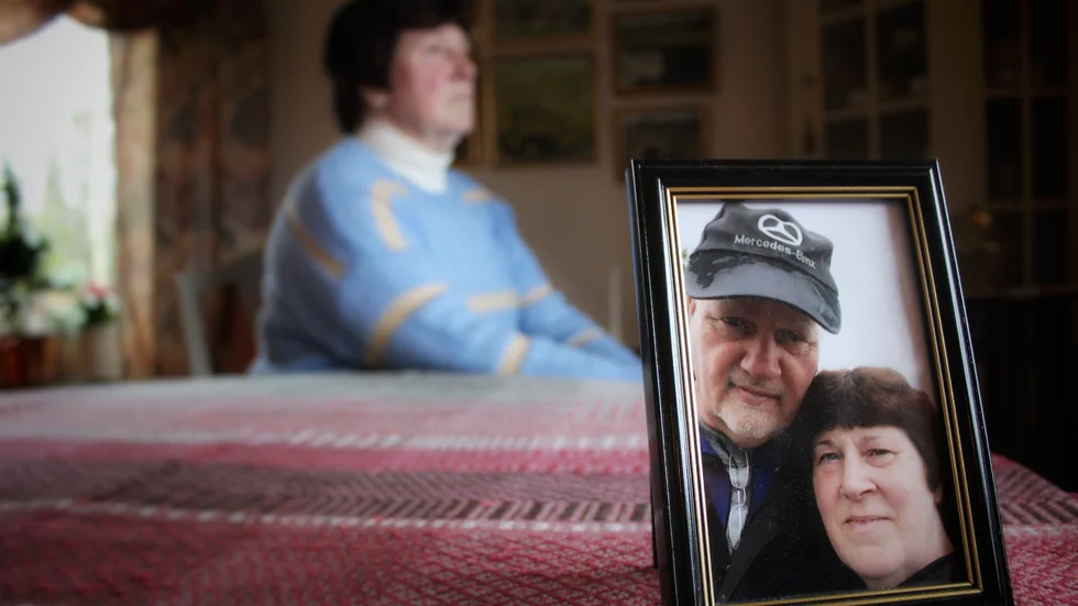 Yvonne Johansson förlorade sin make Sören i spridd cancer. De sista månaderna i livet blev han bollad runt i vården med kraftiga smärtor i bröstet. Inspektionen för vård och omsorg riktar nu skarp kritik mot Region Östergötland och vårdcentralen Spiran.