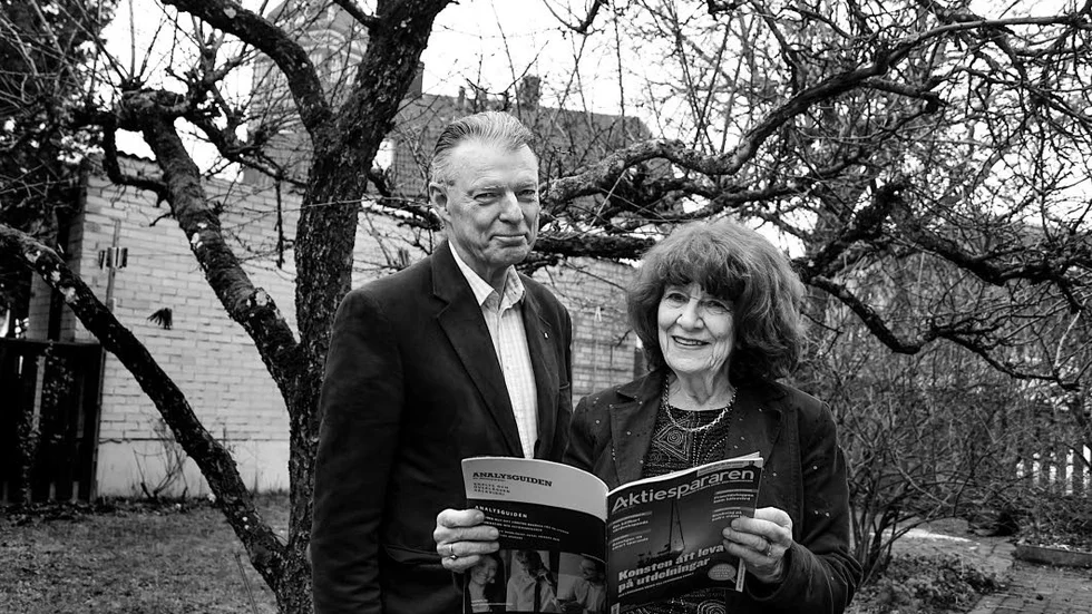 Kjell Andersson och Ingela Dellby, från Aktiespararna Linköping uppmanar alla att börja spara på börsen så fort som möjligt. ”Det är den enda vettiga rådet”, menar de.


