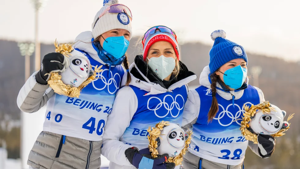 Kerttu Niskanen, Therese Johaug och Krista Pärmäkoski på pallen efter 10 kilometer klassiskt.