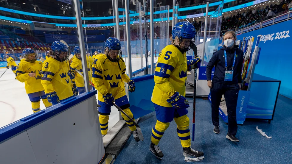 Sveriges Johanna Fällman (5) och hennes lagkamrater deppar efter storförlusten mot Kanada.