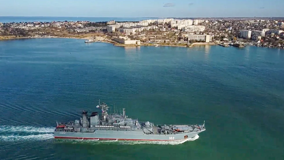 Ryska fartyget Kaliningrad seglar in i Sevastopols hamn innan anfallskriget inleddes. Arkivbild.