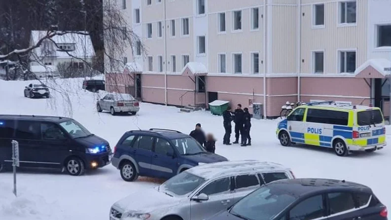 Polisen stoppade en personbil på Bergviken och tre personer, två män och en kvinna, fördes bort från platsen. Nu misstänks två personer för människorov.