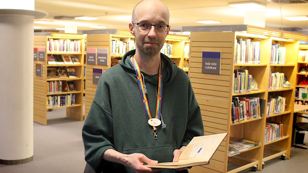 Bibliotekarie Ola Ekström tycker att det är kul att boken är tillbaka, men tror inte att det är stor efterfrågan på att låna den.