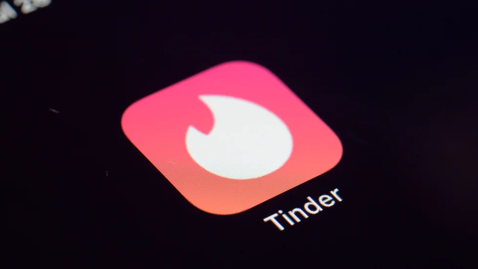 Netflixdokumentären "Tindersvindlaren" visar hur kvinnors starka längtan efter kärlek gör dem till lätta offer för män som vill allt annat än väl.  