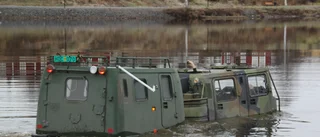 Körde bandvagn över älven