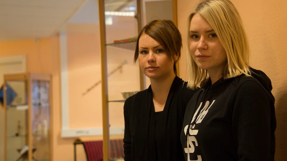 Ingenting hemma. Nästa läsår blir det inga studier hemma i Malå för Antonia Bertilsson, till vänster, och Nora Lindholm, all deras undervisning i vård- och omsorgsprogrammet kommer att ske på Sandbackaskolan i Arvidsjaur.