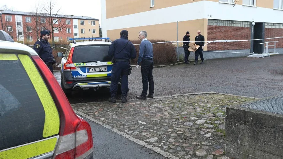 Ny avspärrning.  Efter att ett fynd gjorts i buskaget.