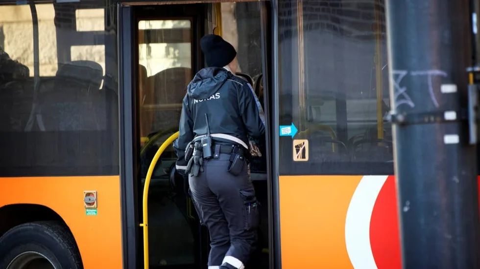 Det finns en positiv effekt av att uniformerna syns ute i kollektivtrafiken.