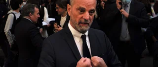 Minister beordrar virusregler från semesterö