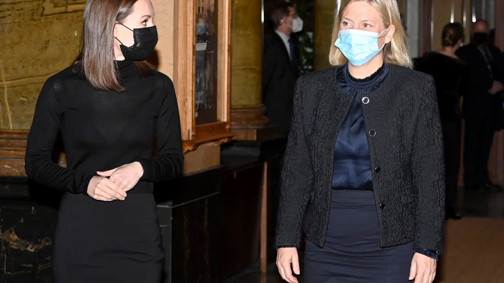 Finlands statsminister Sanna Marin tar emot Magdalena Andersson (S) på hennes första utlandsresa som statsminister.