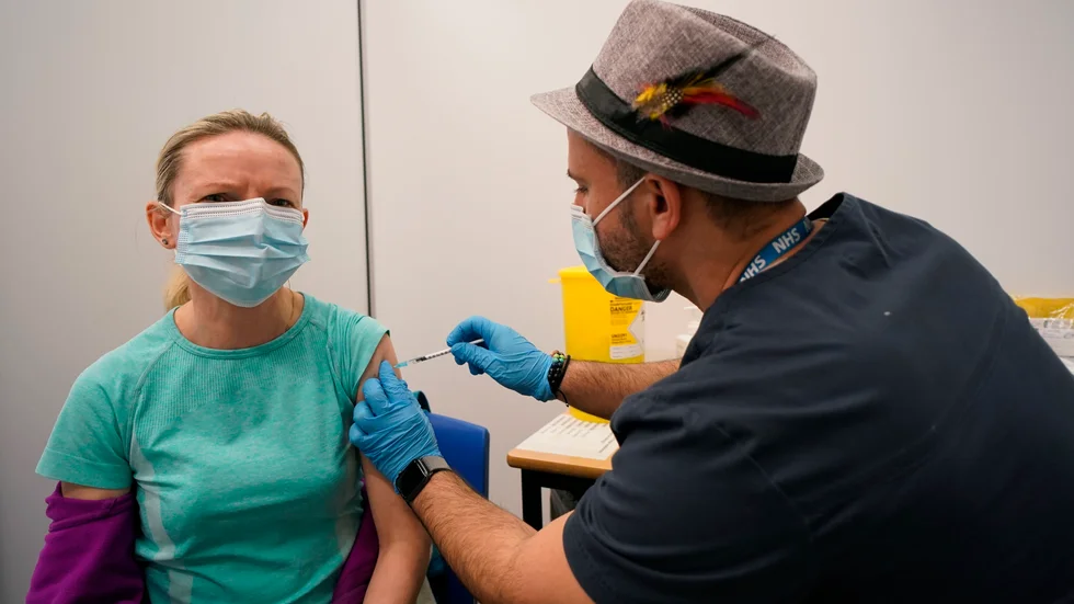 En kvinna i London får en dos av Pfizers vaccin.