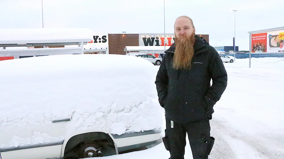 Daniel Bergström, butikschef på Willys, har ansökt om handräckning av Kronofogden för att få bort den dumpade bilen. "Snart är den ju helt översnöad och utgör en olycksrisk för plogbilen", säger han.