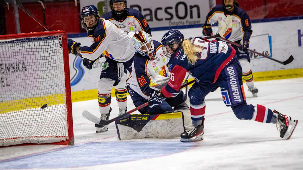 Emilie Kruse Johansen satte första målet för LHC mot Djurgården i öppen kasse.