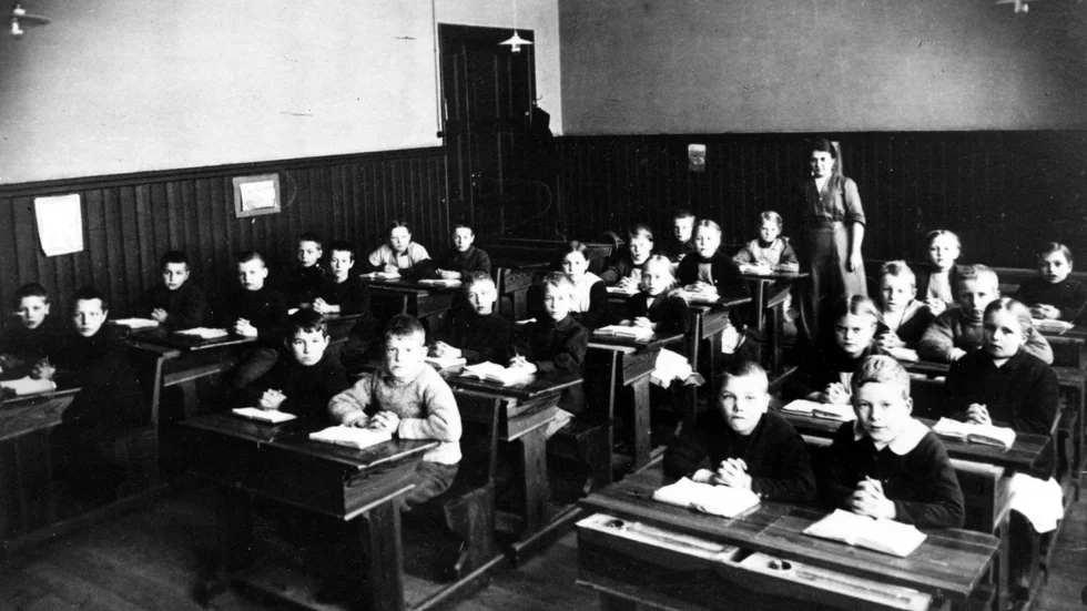 Skolsal på Östra skolan någon gång på 1920-talet. Lärarinnan Signe Öström kom till Katrineholm i början av 1910-talet och stannade i tjänst till 1953. 