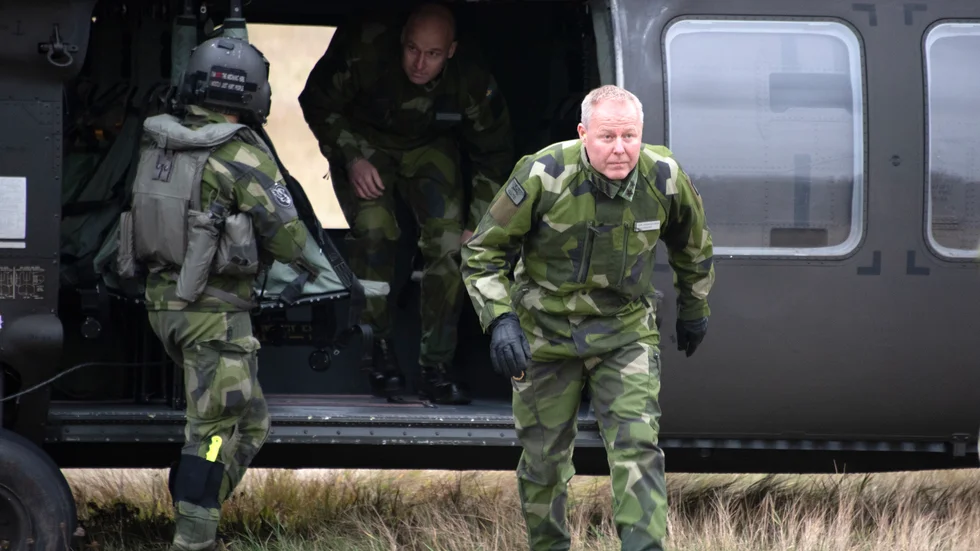 Flygvapenchefen Carl-Johan Edström efter en tur i en helikopterflottiljens Black Hawk-helikoptrar på onsdagen. 