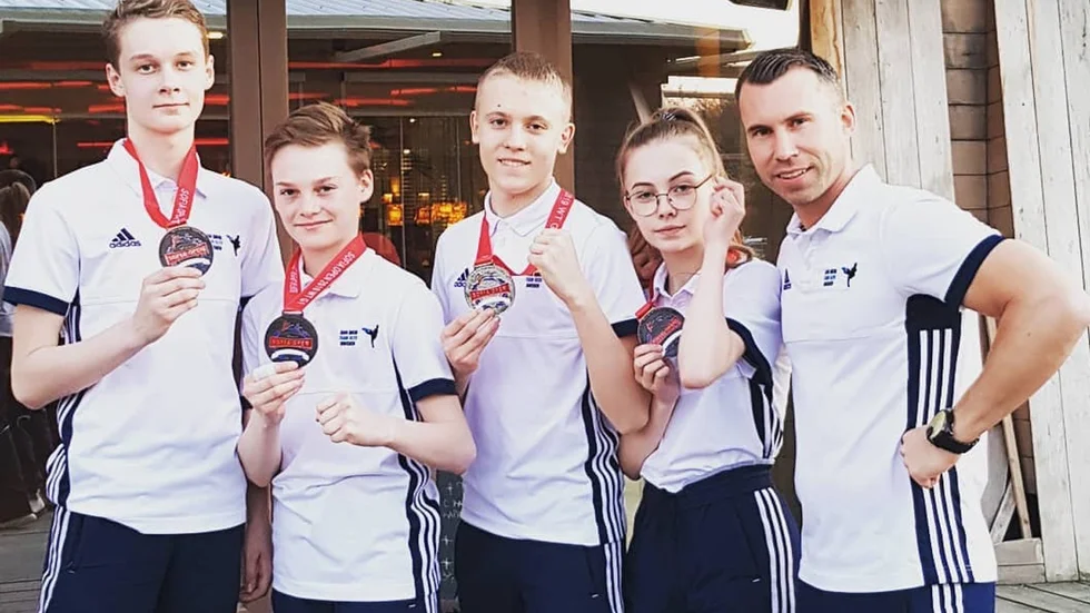 Isak Rönnholm, Linus Vesterlund, Albin Fältman, Anna Holmström och coachen Niklas Andersson var nöjda efter fyra medaljer i Sofia Open. 