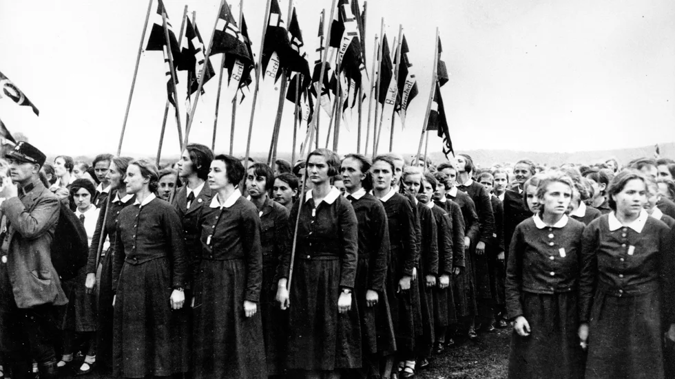 Kvinnornas uppgift i Nazityskland var att föda så många barn som möjligt. Så blev också fallet för svenskorna som reste dit och gifte sig med SS-män. Här en bild på kvinnliga medlemmar i Nazistpartiet vid ett möte i Potsdam 1932.