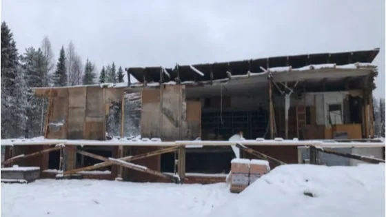 Rivning pågår av det gamla industrihuset. Bild från ett tillsynsbesök hösten 2017.