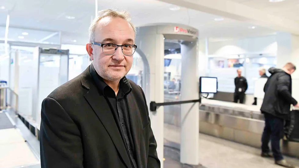 Robert Lindberg i säkerhetskontrollen . Här ska elever stoppas om de åker under otillåten tid, det gäller både grundskola och gymnasium. 