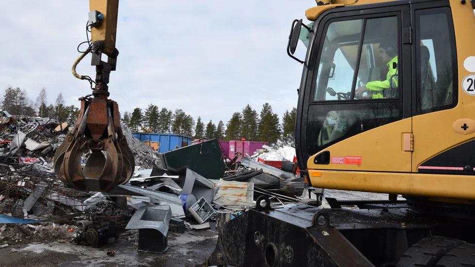 Erik Hällgren förflyttar större metallbitar på Cronimet Skellefteås område.