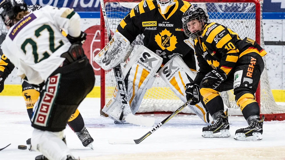 Miranda Dahlgren och Elin Lundqvists AIK föll under lördagen mot Färjestad med 4–2. Det innebär att förkvalet till SDHL avgörs under söndagen. 