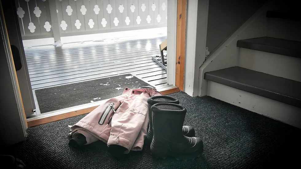 Emmy tillåts inte längre träffa sitt familjehem. ”Inga vetenskapliga belägg för att det är det bästa för barnet”, skriver L i en motion. 