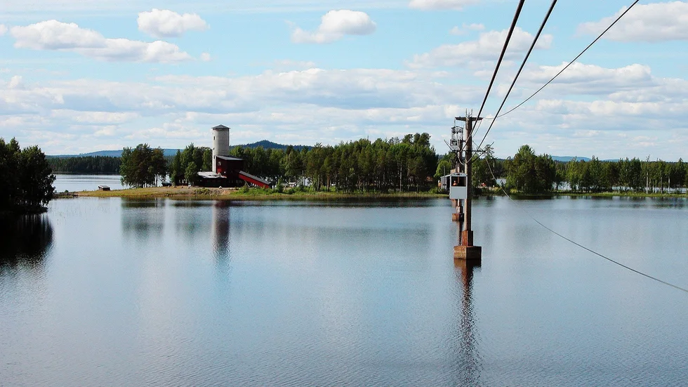 Persontrafiken på den 13,6 kilometer långa linbanan mellan Mensträsk och Örträsk är numera nedlagd. 