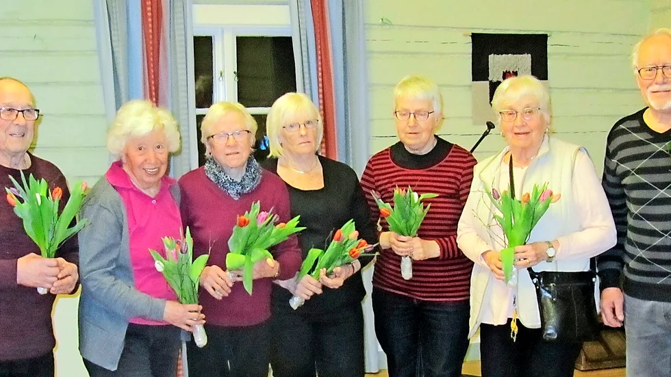 Martin Söderberg, Ann-Marie Zickerman, Karin Löfgren, Birgitta Brännström, Maj Arvidsson, Kerstin Broman och Torsten Broman, tackades för insatser på Hemgården. Saknas på bild: Evy Frisk, Astrid Olofsson och Ove Berggren.