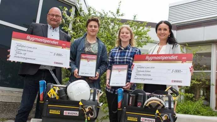 Per Boman, platschef Bygma Skellefteå, Edvin Löf, Hanna Hellström och Johanna Smitt, rektor. 