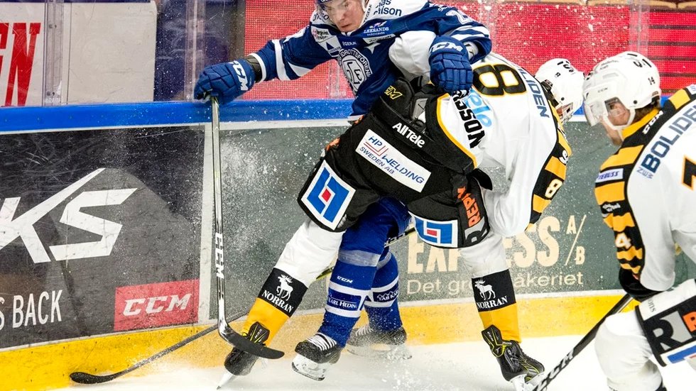 Marcus Pettersson trycker till Leksands Martin Grönberg under tisdagens ishockeymatch Foto: Ulf Palm/TT.