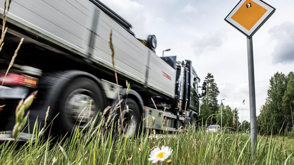 Ett syfte med vägslitageavgiften är att skapa ett incitament för grön omställning. Tung trafik ska flyttas från väg till sjö och räls. Det låter som enkla löften, men det är mer komplicerat i praktiken. Foto: Tomas Oneborg/SvD/TT