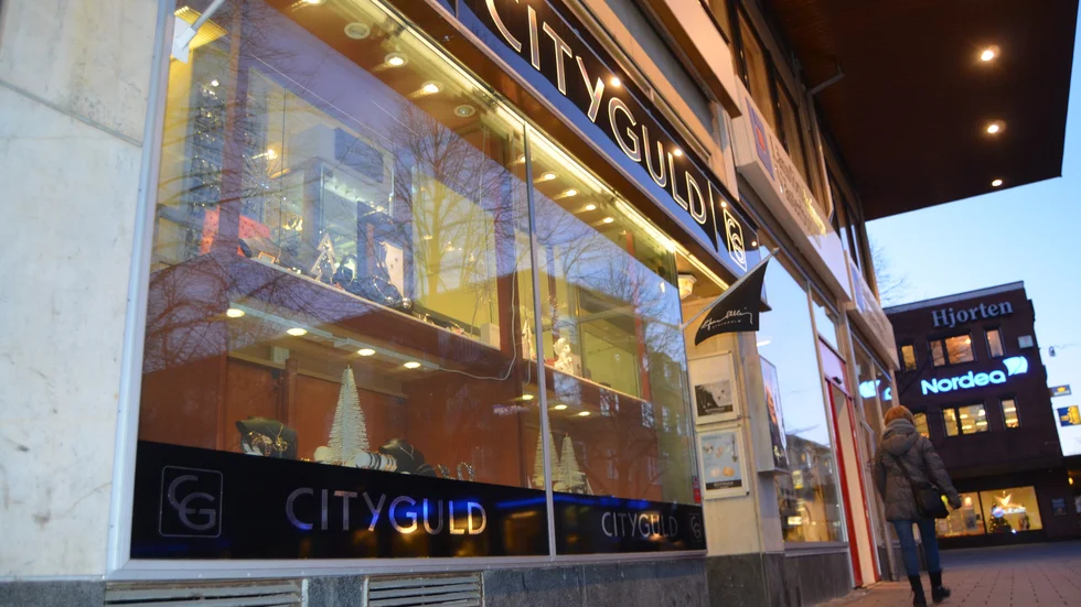 Slog till mot skyltfönstret. Nu åtalas en man och en kvinna från Skelleftetrakten för flera stöld– och häleribrott, bland annat mot Cityguld. Foto: Hans Berggren
